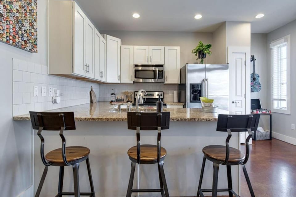 Music Row Luxury Suites - Two King Bedrooms - Private Garage & Ensuite Baths House in Nashville