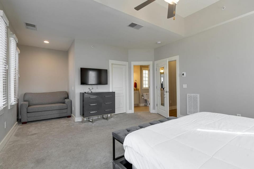 Bed, Bathroom, Photo of the whole room, Seating area