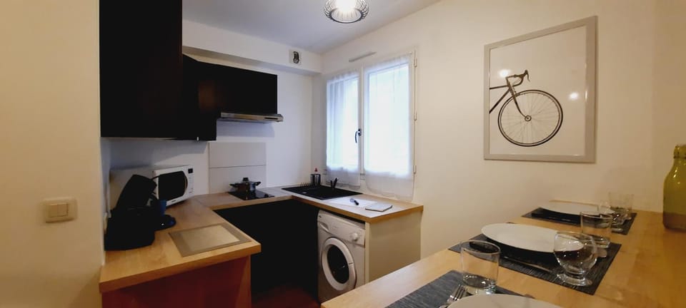 Coffee/tea facilities, minibar, stove, washing machine, kitchen