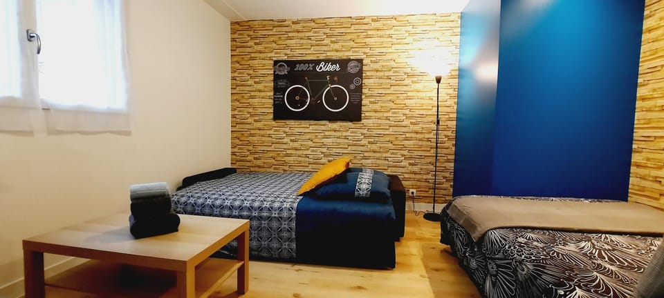 Bed, Living room, towels