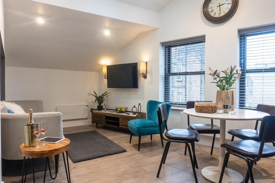 TV and multimedia, Living room, Seating area, Dining area