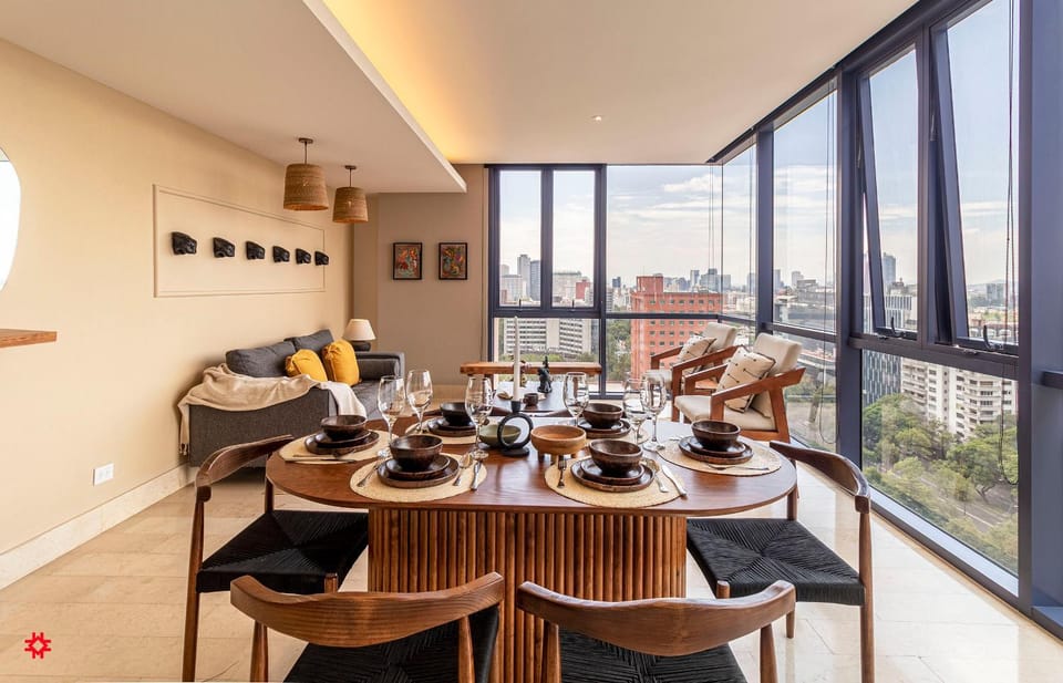 Living room, Food and drinks, Dining area, Drinks