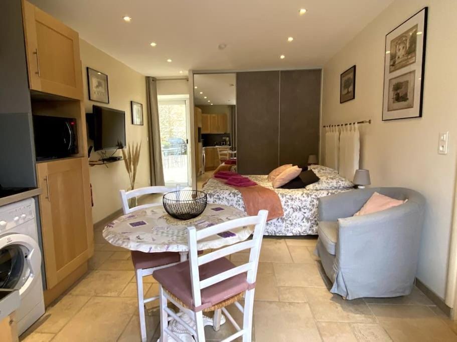 Kitchen or kitchenette, Dining area, oven
