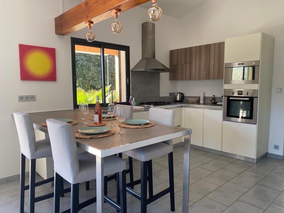 Dining area, kitchen