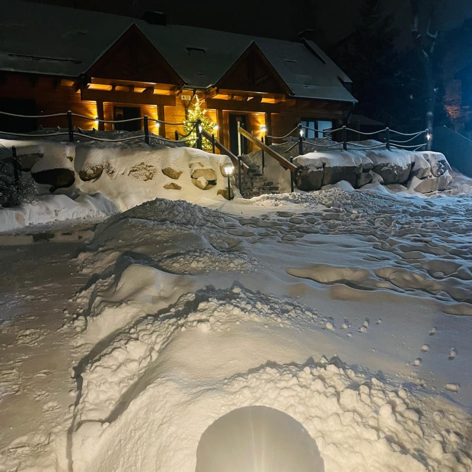 DOMEK SUDECKI ZAKĄTEK - 2 APARTAMENTY 7- os Z GORĄCĄ BALIĄ ZEWNĘTRZNĄ Apartment in Lower Silesian Voivodeship
