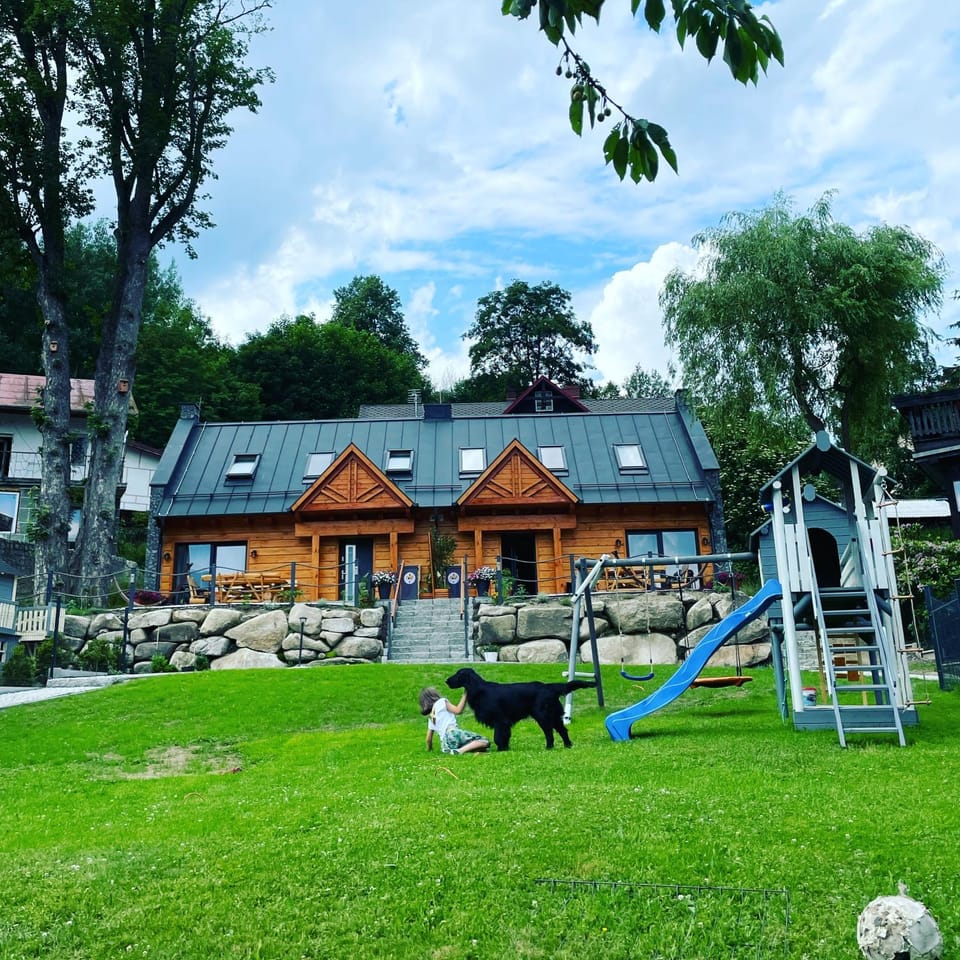 DOMEK SUDECKI ZAKĄTEK - 2 APARTAMENTY 7- os Z GORĄCĄ BALIĄ ZEWNĘTRZNĄ Apartment in Lower Silesian Voivodeship