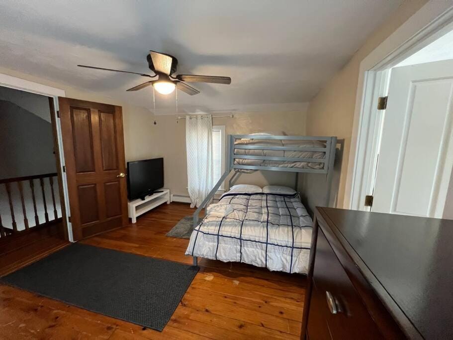 Spacious 5 BR Home w/ Hot Tub House in Lake Erie