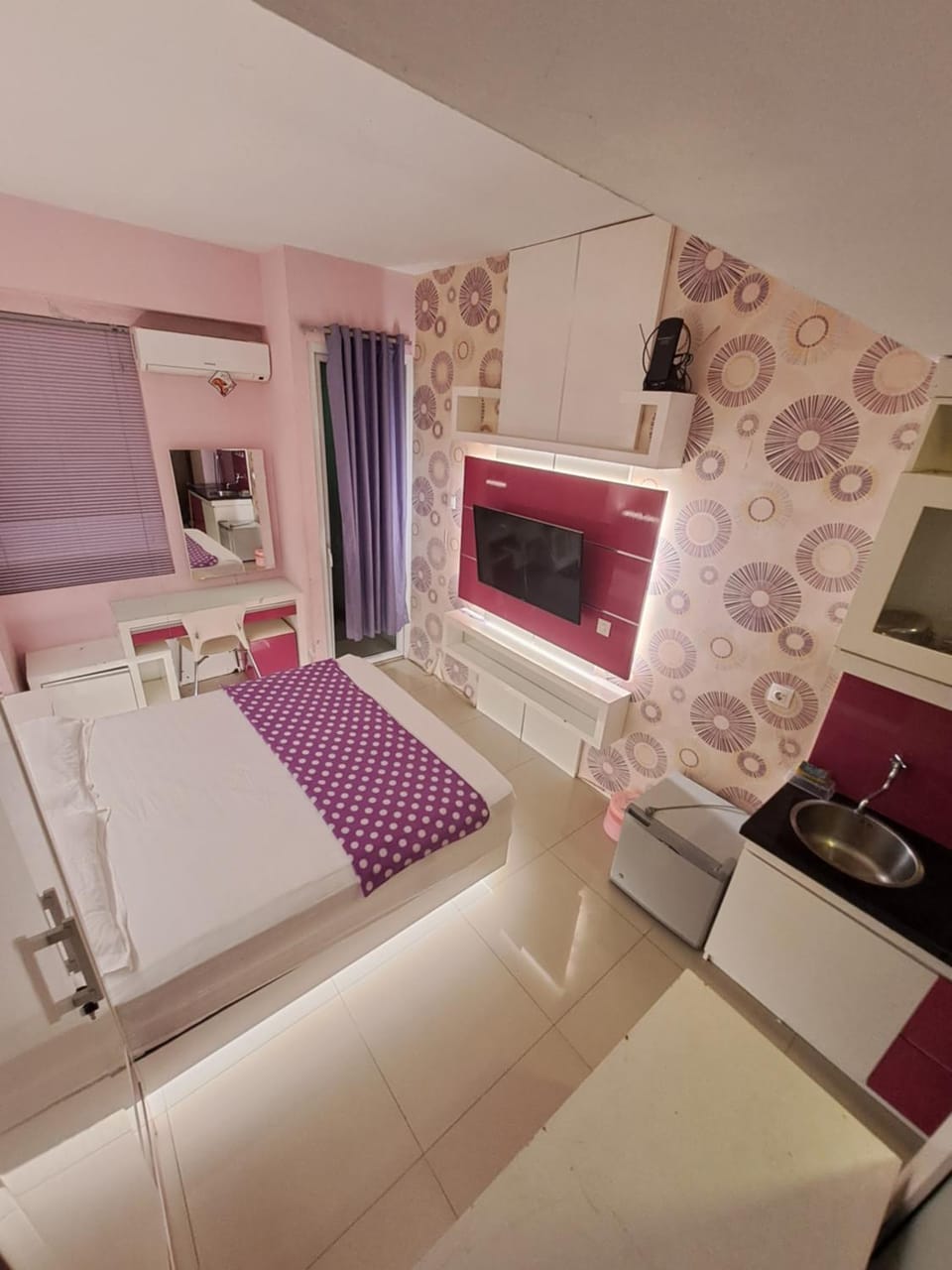 TV and multimedia, Seating area, Bedroom