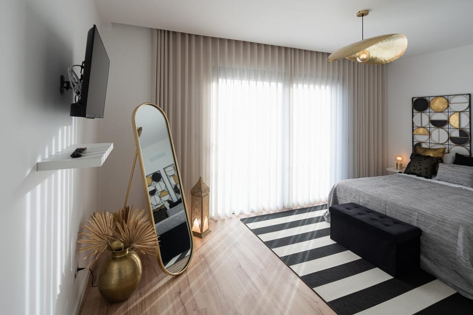 Bed, TV and multimedia, Bedroom, hair dresser