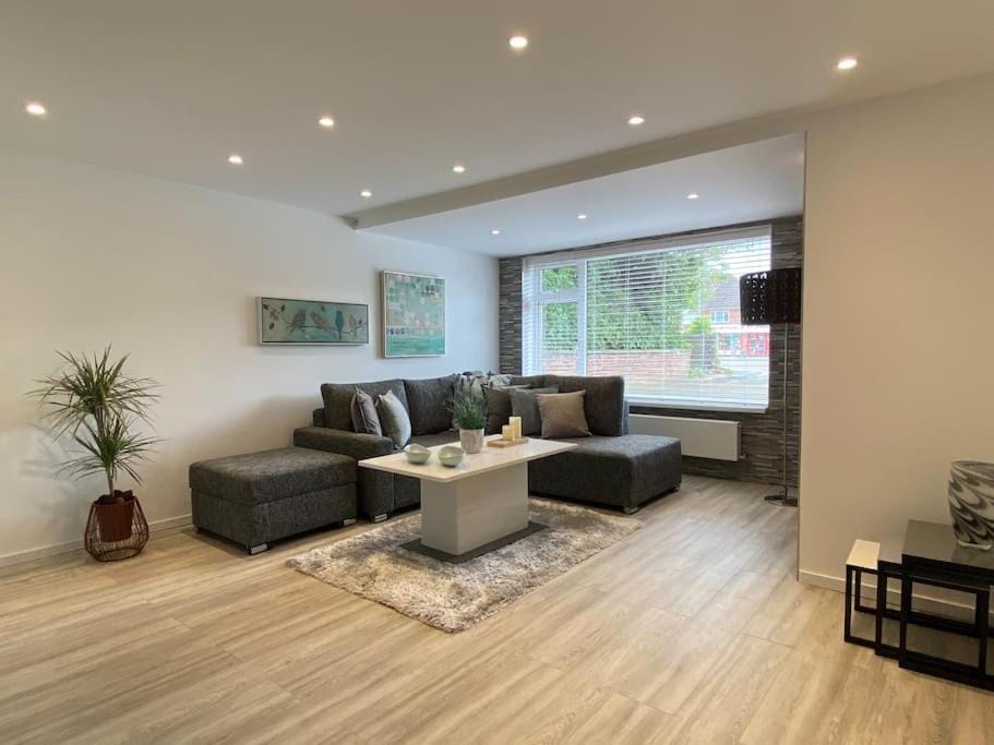 Modern 3-Bedroom villa, 3 Parking Spaces, WiFi House in South Oxfordshire District