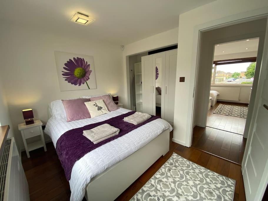 Modern 3-Bedroom villa, 3 Parking Spaces, WiFi House in South Oxfordshire District