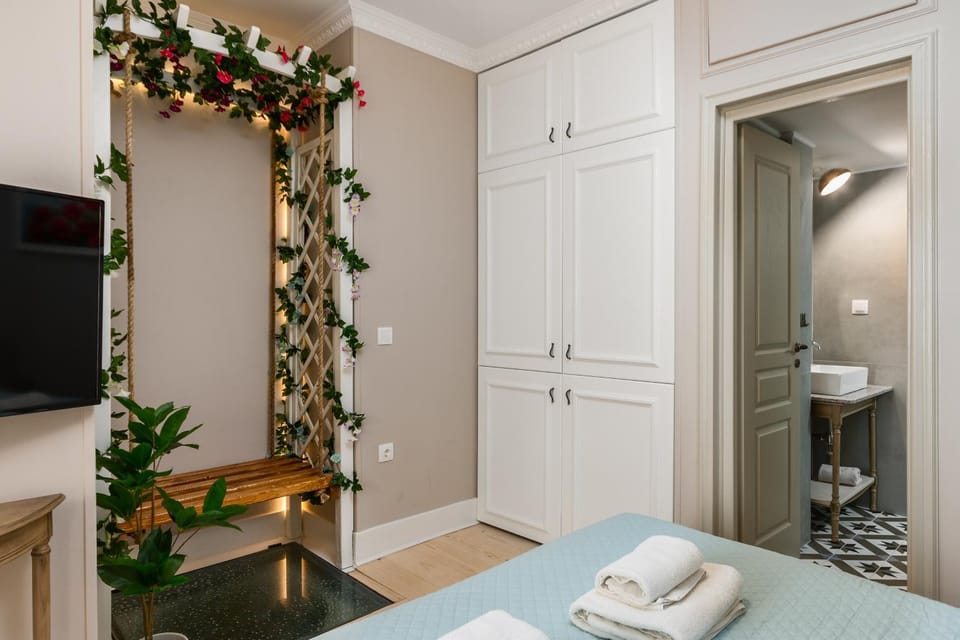 Bed, TV and multimedia, Photo of the whole room, Bedroom, towels