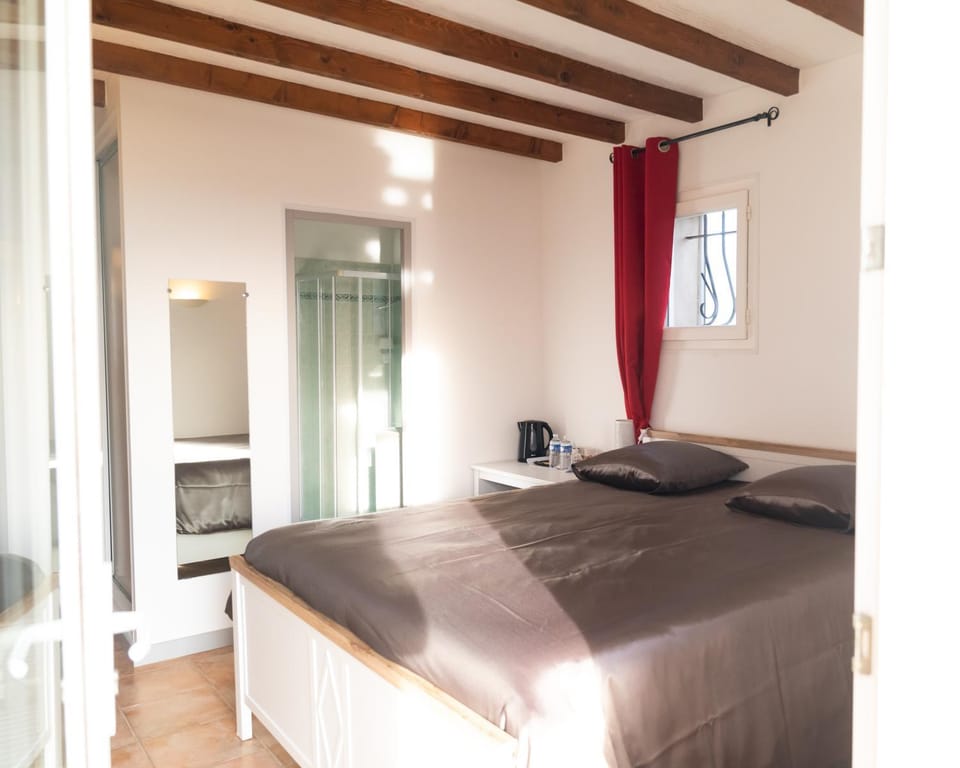 Bed, Bathroom, Photo of the whole room, Bedroom
