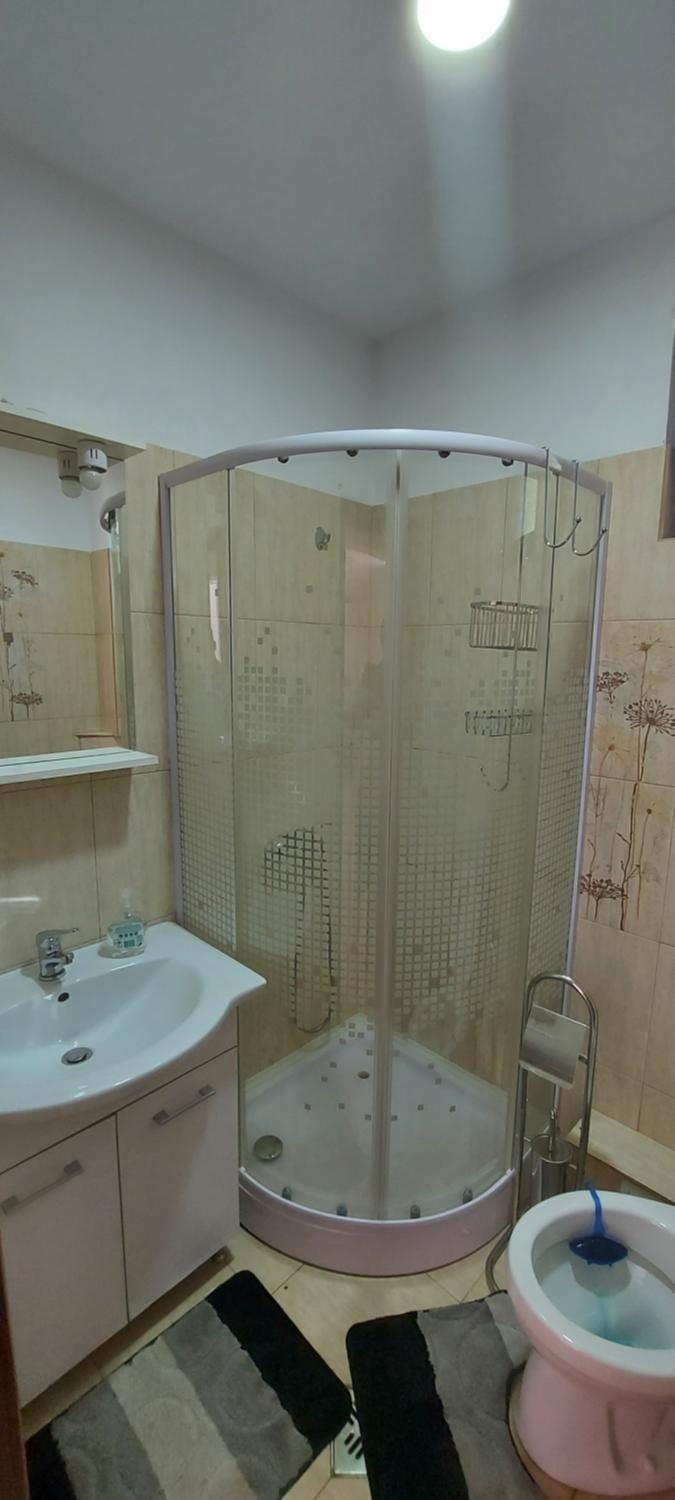 Shower, Toilet, Bathroom, towels