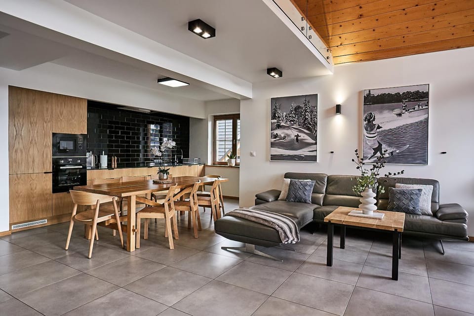 Kitchen or kitchenette, Seating area, Dining area, oven