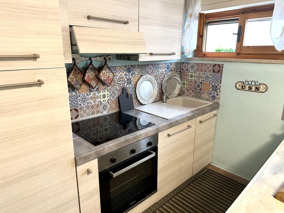 Kitchen or kitchenette, oven, stove, washing machine