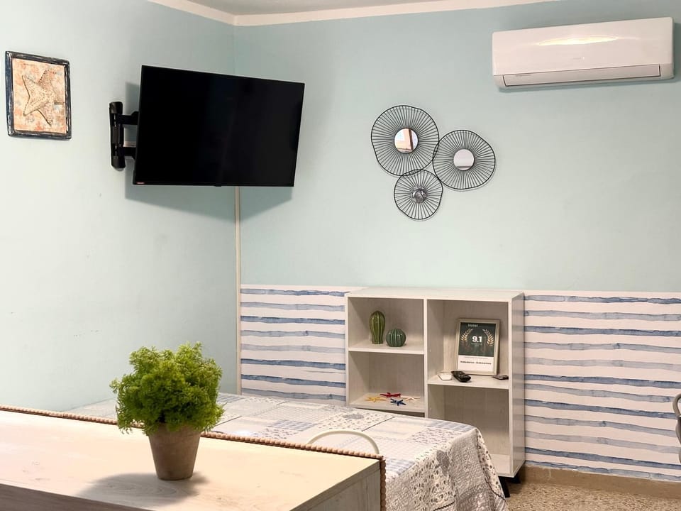 Communal lounge/ TV room, TV and multimedia, air conditioner