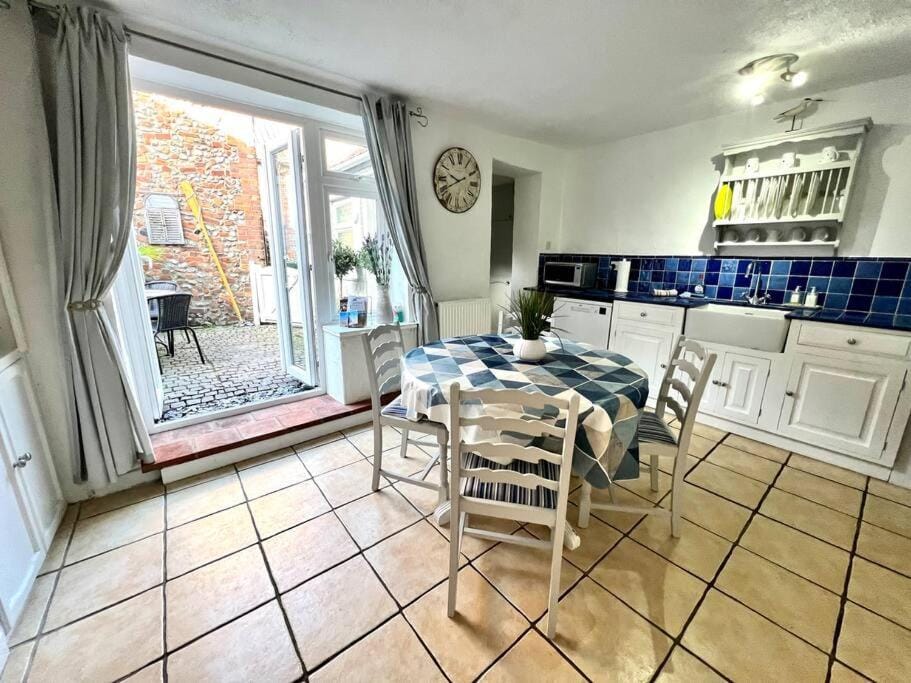 Kitchen or kitchenette, Seating area, Dining area, minibar