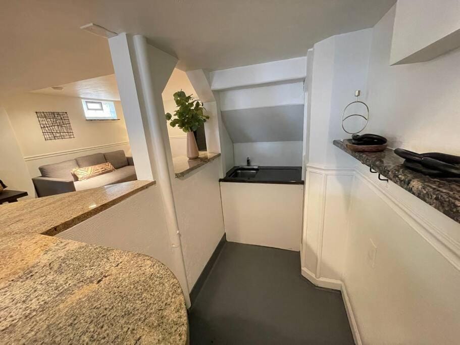New! Cozy 4-bedroom w/ free parking. Dogs welcome! House in Ohio