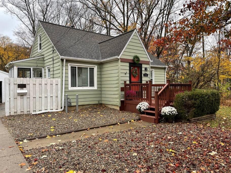 New! Cozy 4-bedroom w/ free parking. Dogs welcome! House in Ohio
