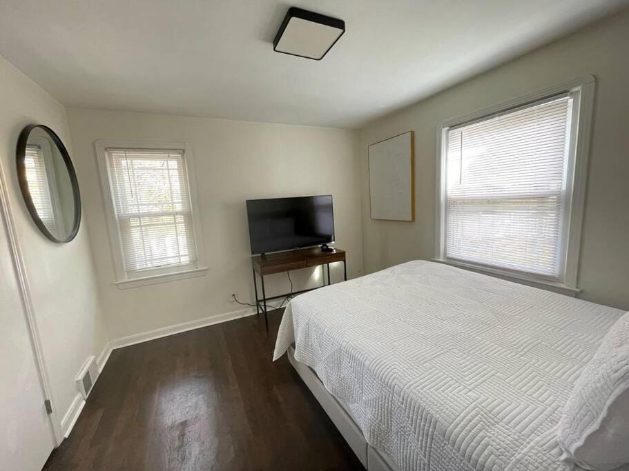 New! Cozy 4-bedroom w/ free parking. Dogs welcome! House in Ohio