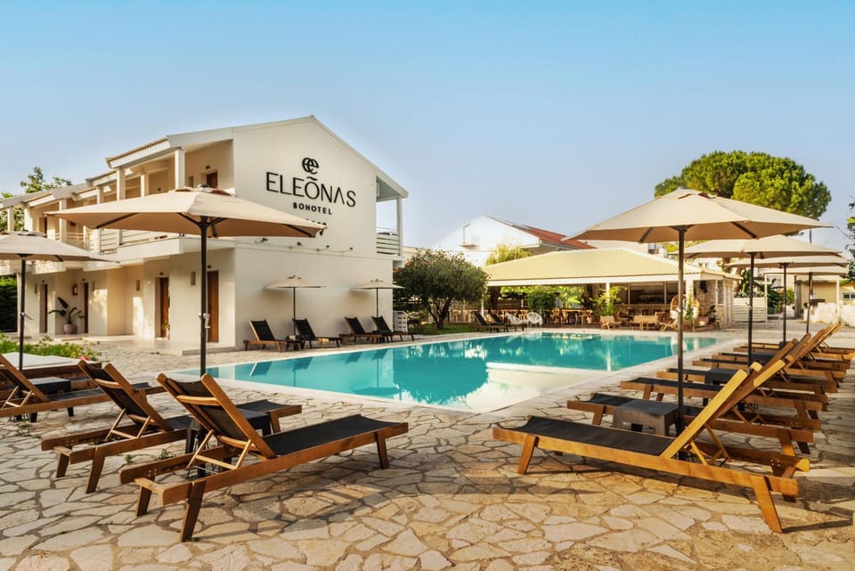 Property building, Day, Pool view, Swimming pool, sunbed