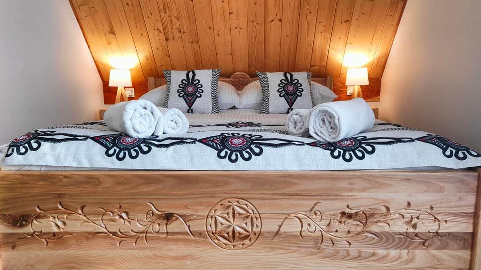 Bed, Photo of the whole room, Bedroom, towels