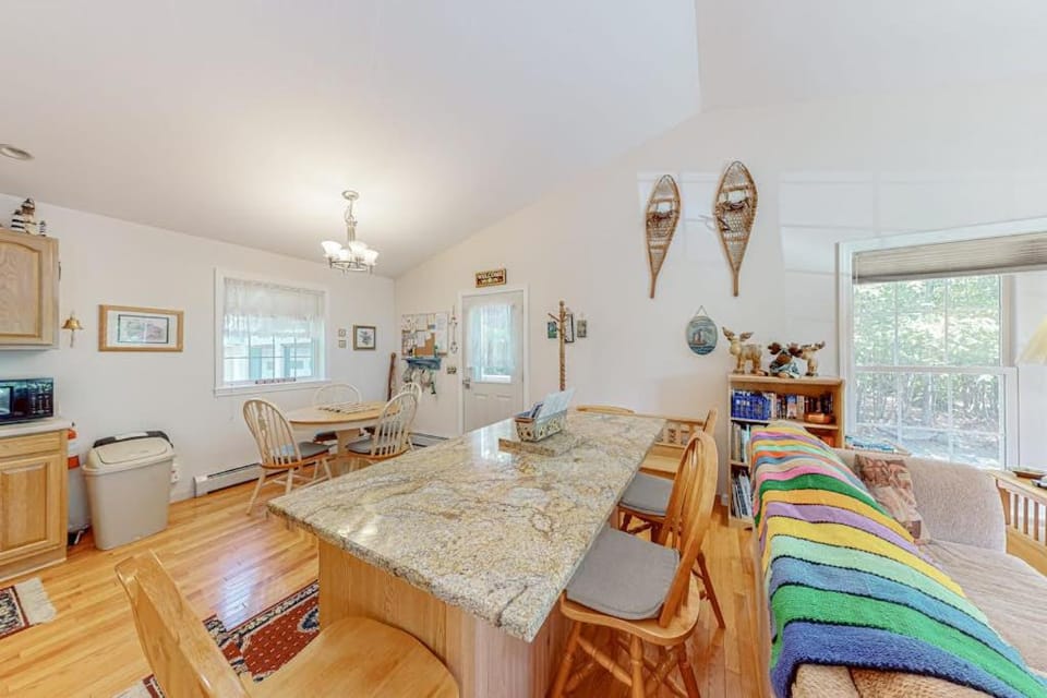 Kitchen or kitchenette, Seating area, Dining area