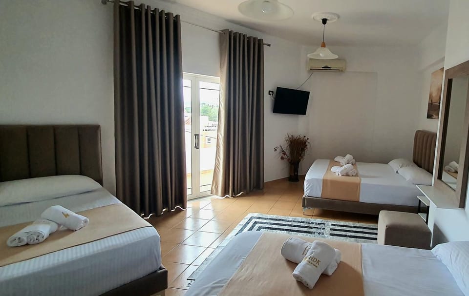 Bed, TV and multimedia, Photo of the whole room, Bedroom, towels, air conditioner