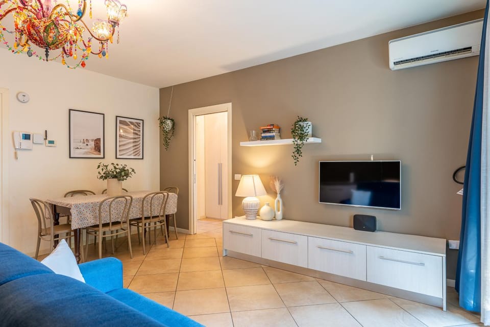 TV and multimedia, Living room, Seating area, Dining area, Evening entertainment, air conditioner