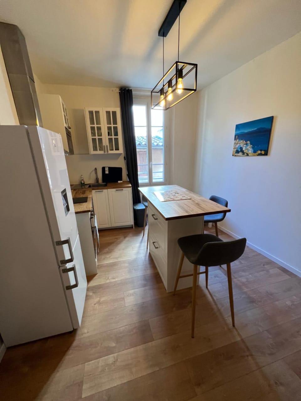 Kitchen or kitchenette, Dining area, minibar, stove