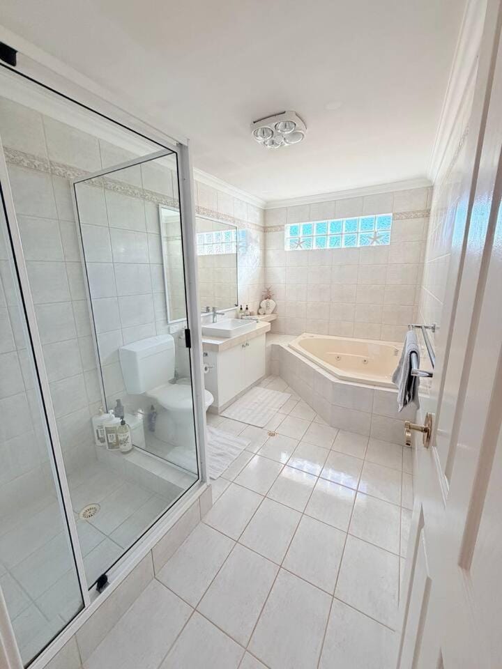 The Scarborough Beach House - Walk to the beach! Apartment in Perth