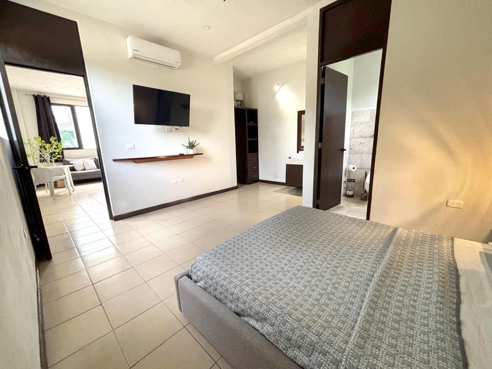 Bed, TV and multimedia, Photo of the whole room, Bedroom