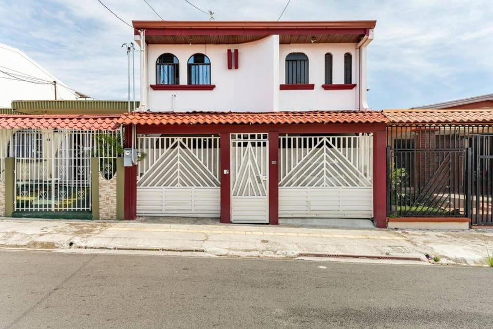 Private bedroom 10 minutes from the SJO airport Apartment in Alajuela