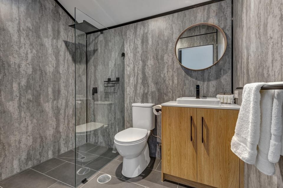 Shower, Toilet, Bathroom, towels