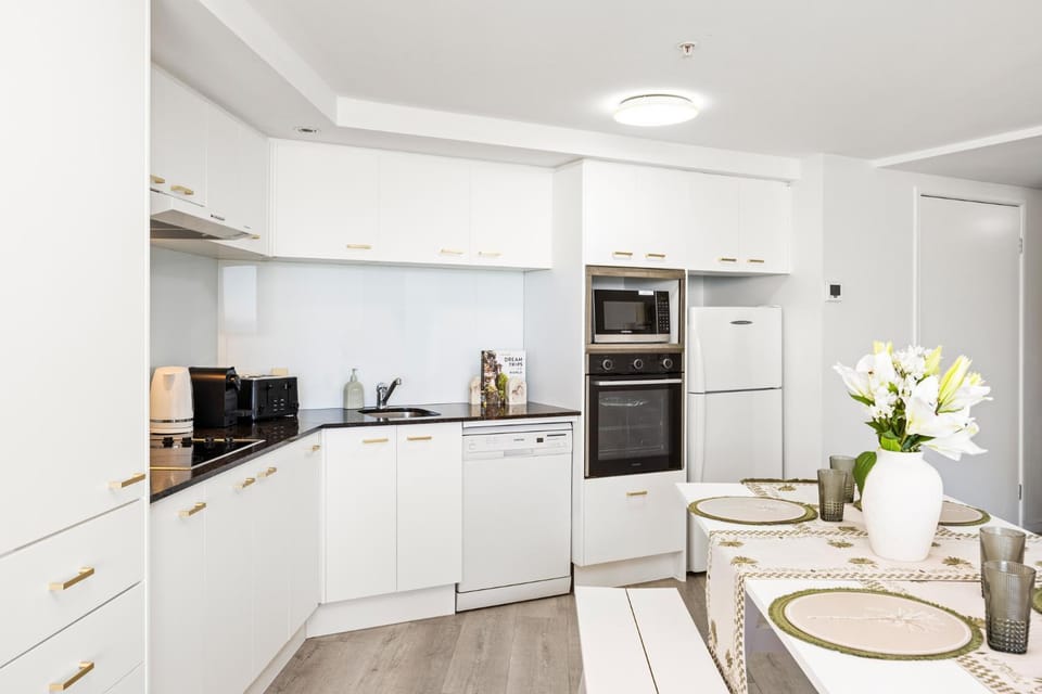 Spectacular Ocean View 3 Pools Gym Spa and Sauna Apartment in Surfers Paradise