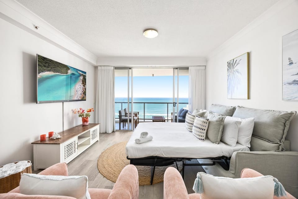 Spectacular Ocean View 3 Pools Gym Spa and Sauna Apartment in Surfers Paradise