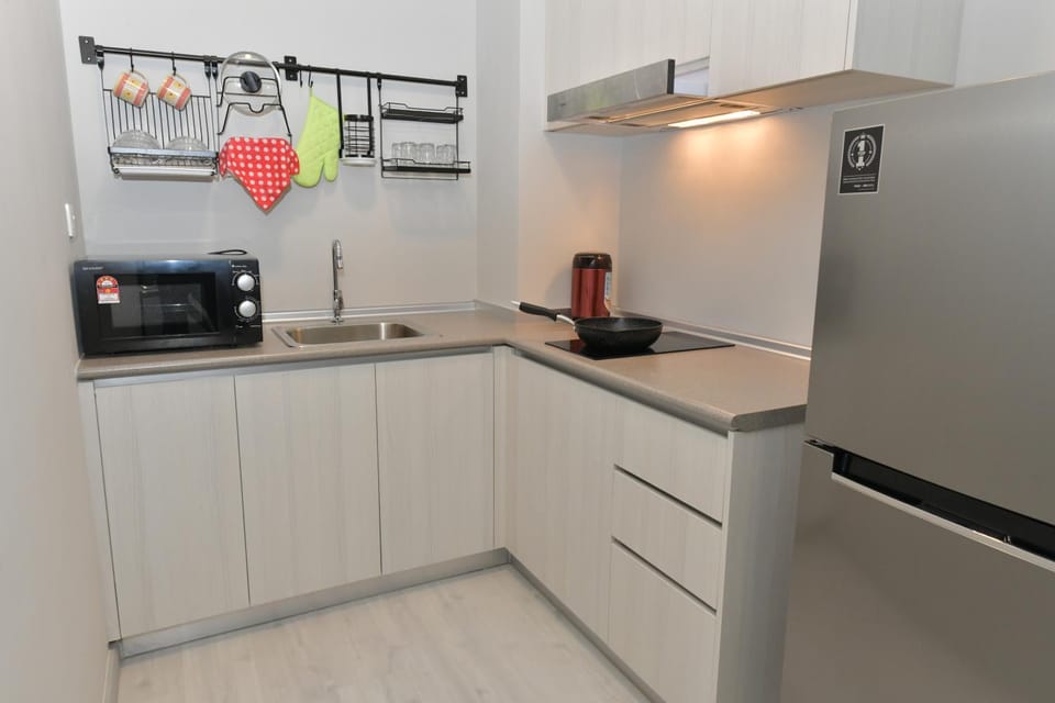 Kitchen or kitchenette, dishwasher, minibar, oven, stove, toaster