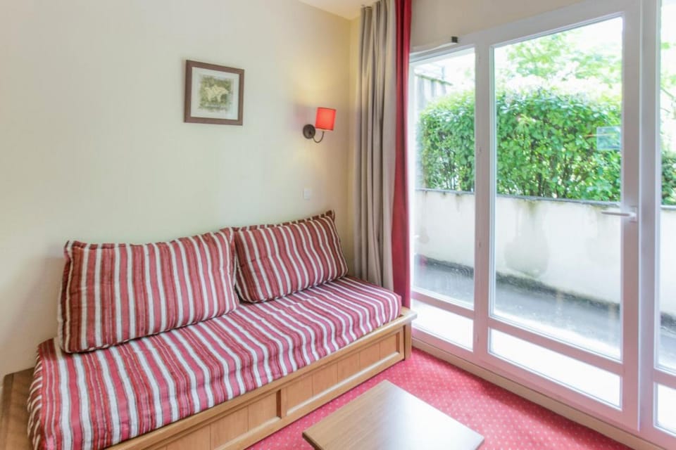 Bed, Living room
