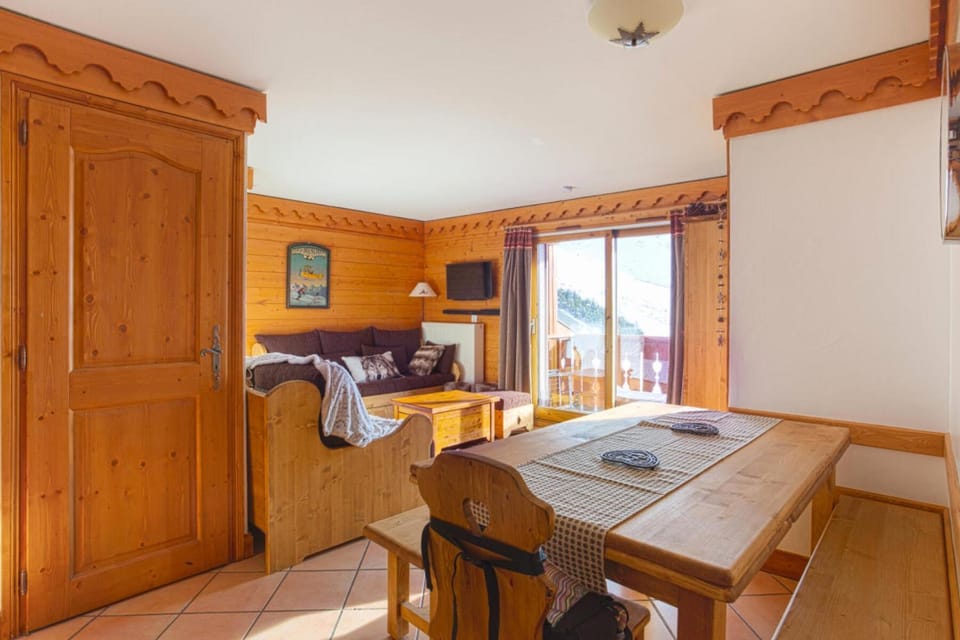 Bed, fireplace, kitchen