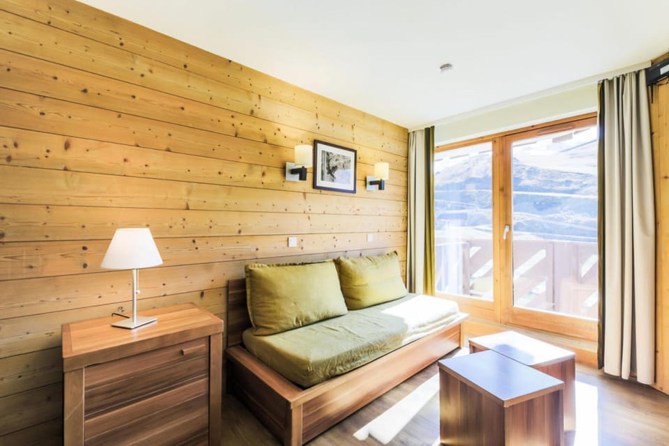 Bed, Living room