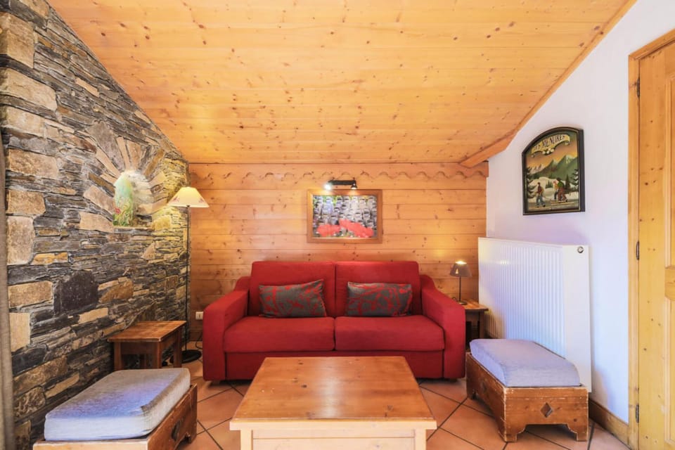 Bed, Living room, fireplace