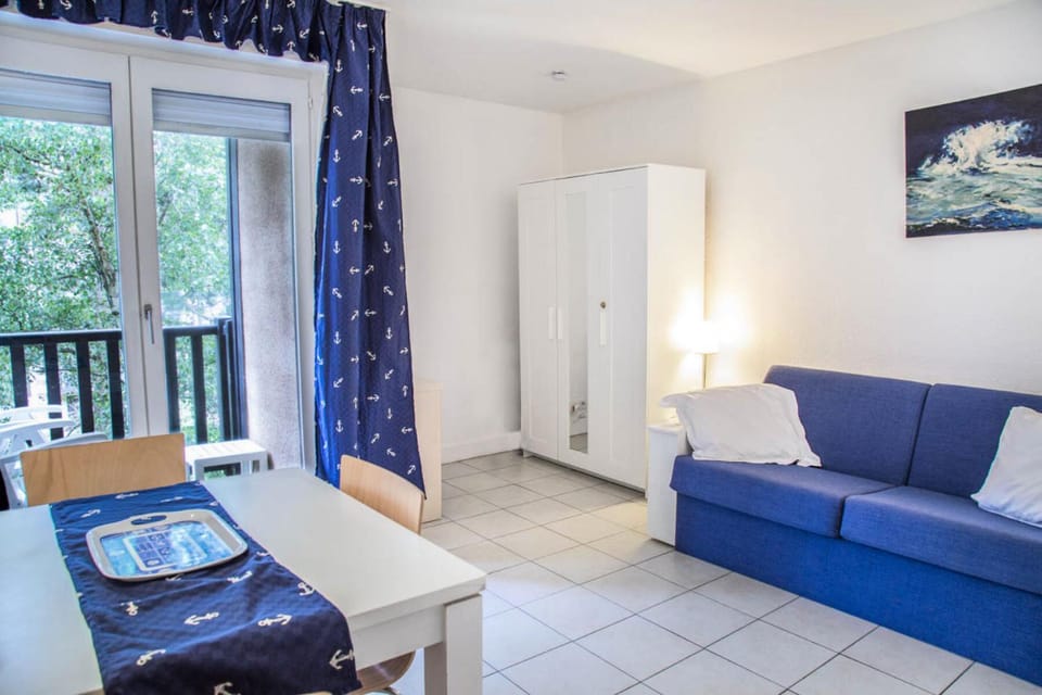 Bed, Bathroom