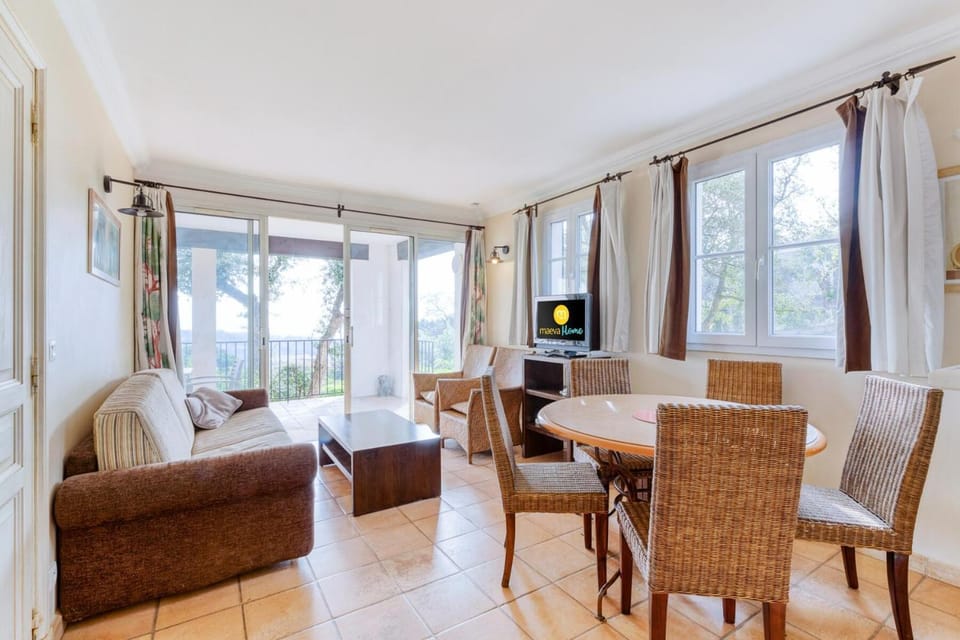 Bed, Living room, fireplace, kitchen