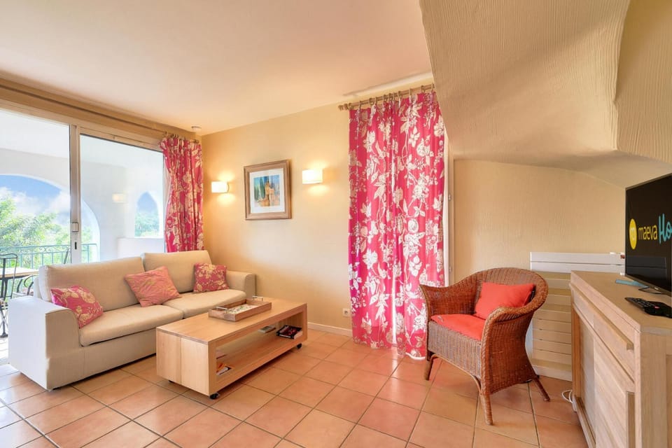 Bed, Living room, Bedroom, fireplace, kitchen