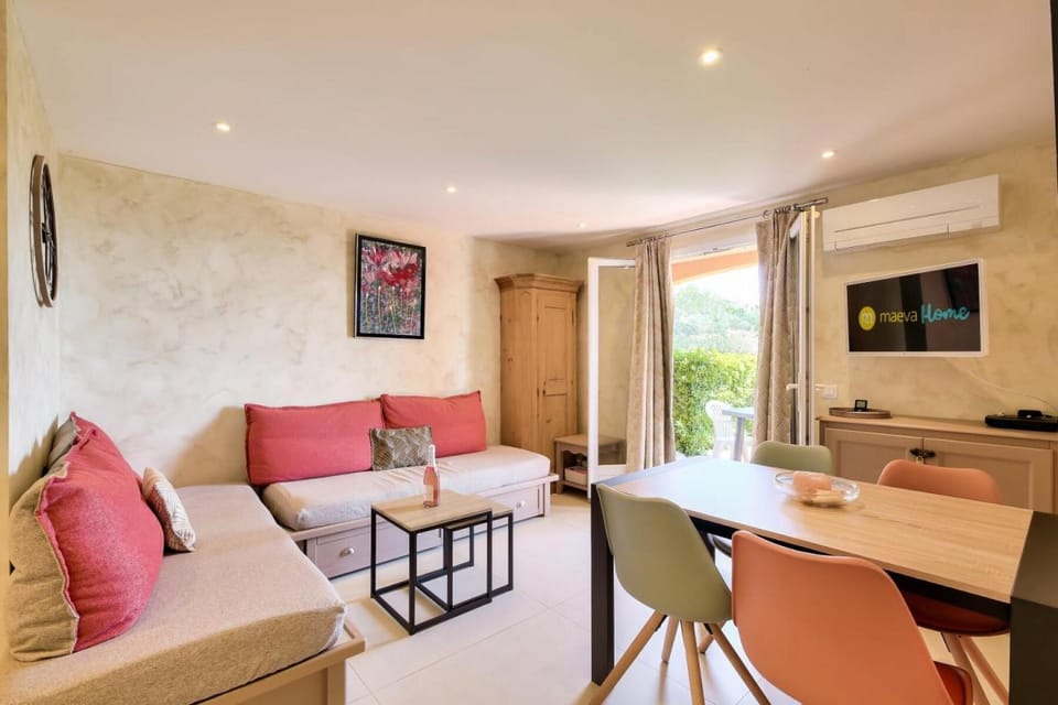 Bed, Living room, kitchen