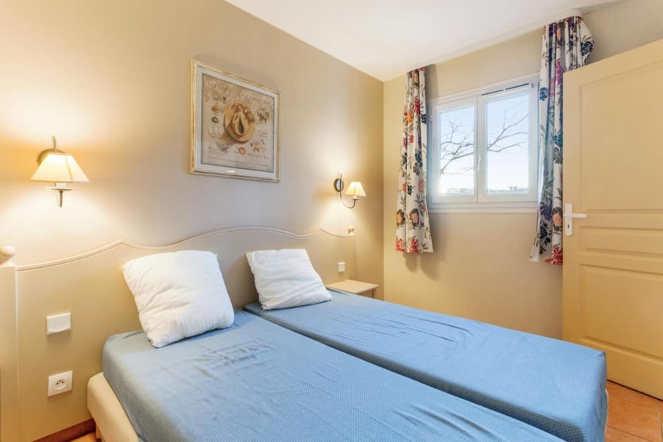 Bed, Living room, furniture