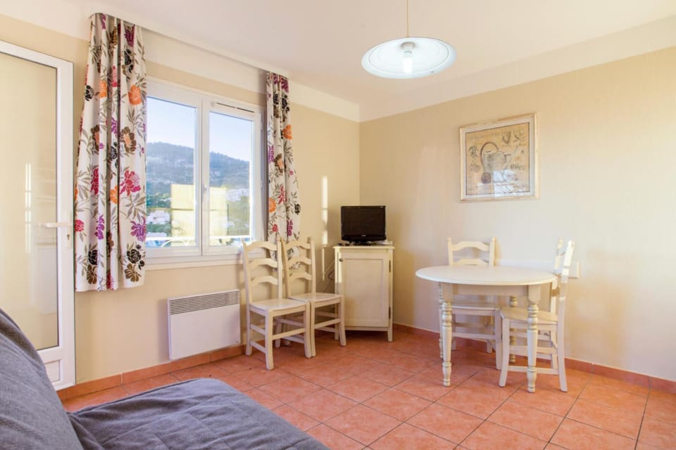 Bed, kitchen