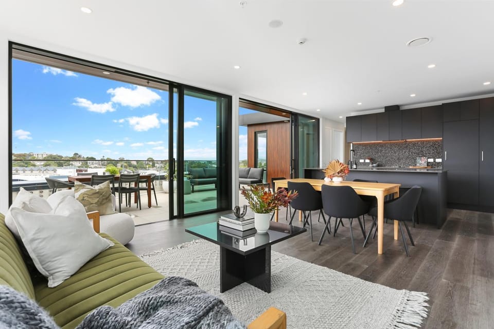View (from property/room), Balcony/Terrace, Kitchen or kitchenette, Living room, Seating area, Dining area