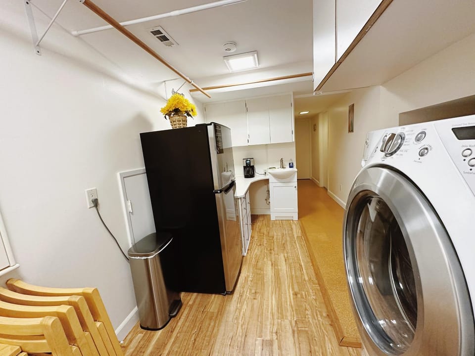 Kitchen or kitchenette, washing machine, dryer